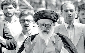 لحظاتی از اولین نمازجمعه پس از انقلاب به امامت آیت‌الله طالقانی