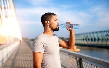 چطور با نوشیدن آب وزن کم کنیم؟