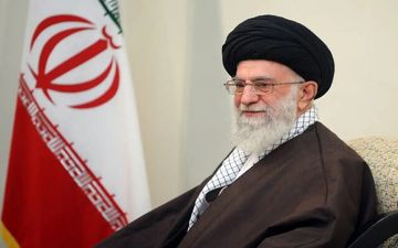 تصویری قدیمی از رهبر شهید انقلاب هنگام استراحت + عکس