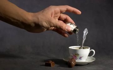 افزودن نمک به قهوه، ترندی که می‌تواند خطرناک باشد