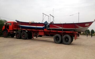 
8 فروند قایق صیادی از بندر امام حسن به مناطق سیل‌زده منتقل شد