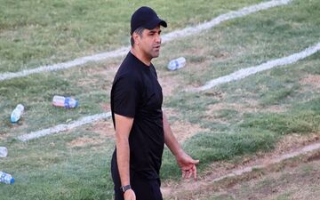 پیروز قربانی: بعضی ها زمین فوتبال را با میدان تره بار اشتباه گرفتند!