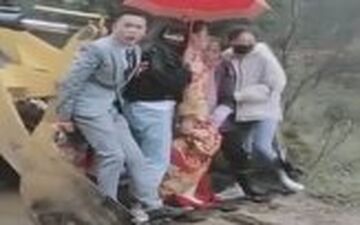 ایده جالب داماد عاشق برای نجات عروس از گل و لای 