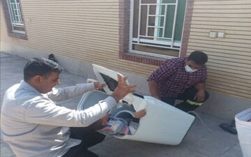 نجات کودک ۴ ساله فهرجی از داخل ماشین لباسشویی