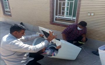 نجات کودک ۴ ساله فهرجی از داخل ماشین لباسشویی