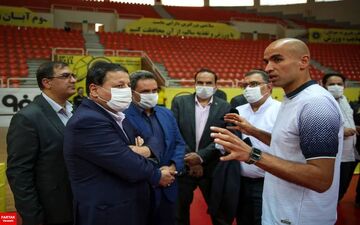 
ساکت در جمع بلندقامتان سپاهان
