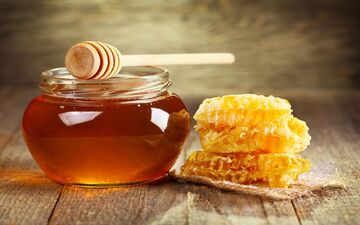 حل کردن عسل در چای داغ آن را سمی می کند؟