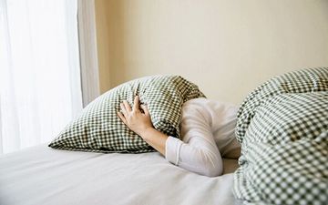  دلایل بروز بی‌خوابی و چند راهکار برای درمان آن