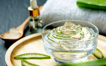 ۴ دستور ساده برای درست کردن ژل موی خانگی برای مقابله با خشکی و وز مو
