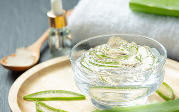 ۴ دستور ساده برای درست کردن ژل موی خانگی برای مقابله با خشکی و وز مو
