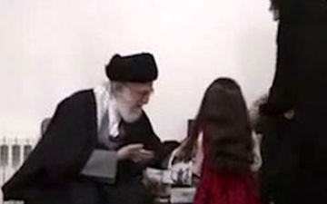 تصویری که آرمیتا برای رهبر انقلاب از روز حادثه ترور پدرش نقاشی کرد +فیلم 