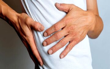علل درد زیر دنده‌ها چیست؟ از مشکلات کبدی تا وجود گاز در بدن 