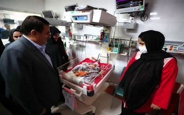 هدیه استاندار ‌به چهارقلوهای کرمانشاهی؛ اعطای یک واحد آپارتمان و تسهیلات به خانواده + عکس