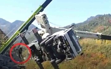 لحظه فرار راننده در حادثه سقوط جرثقیل! +فیلم 
