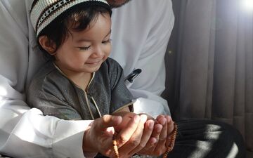 کودک شما می خواهد روزه بگیرد؟ شیوه درست رفتار با او را یاد بگیرید