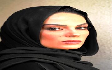 سارا خوئینی ها، در مقابل یک کلیسا (عکس)