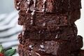 طرز تهیه کیک براونی رژیمی شکلاتی بدون شکر و آرد
