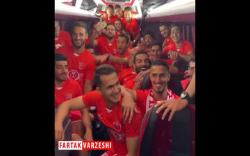 جشن و پایکوبی بازیکنان پرسپولیس در اتوبوس + فیلم