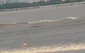 لحظه وحشتناک غرق شدن شناگر چینی توسط امواج رودخانه! 