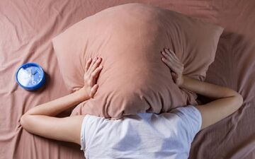 اگر اینطور می خوابید حتما سکته می کنید 