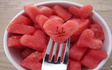 طرز تهیه لقمه هندوانه ژله‌ای مخصوص شب یلدا +فیلم 