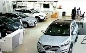 عاقبت آزمایش خودرو در نمایشگاه توسط دختر جوان + فیلم 