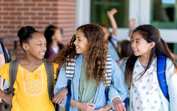 ۴ راهکار برای اینکه در مدرسه دوست‌های خوب پیدا کنید