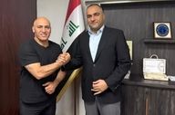 استقبال ویژه از منصوریان در موصل؛ بنر سرمربی الطلبه با لباس کردی در هتل

