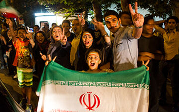 مرگ برای کسانی که با پرچم جمهوری اسلامی ایران شادی فوتبالی کنند! + فیلم