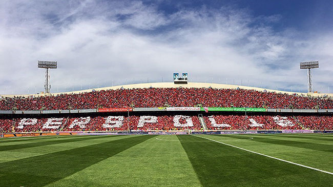 هواداران پرسپولیس سرود قهرمانی سر دادند!