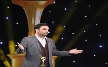  واکنش علیخانی پس از دریافت تندیس حافظ+عکس