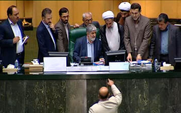 صحن علنی امروز مجلس شورای اسلامی با حاشیه‌هایی همراه بود+فیلم