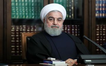 روحانی: وزارت بهداشت شرایط آغاز فعالیت کسب‌وکارها با ریسک متوسط را مشخص کند

