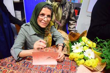 رونمایی از کتاب "عروسی مگی" نوشته مریم رازانی در شهر کتاب همدان به روایت تصویر