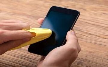 چگونه گوشی موبایل خود را ضد عفونی کنیم؟ 