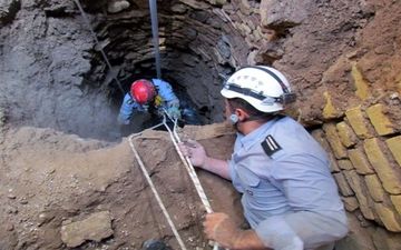 سقوط زن جوان به دورن چاه فاضلاب