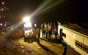 واژگونی اتوبوس مسافربری در محور زاهدان - کرمان با 9 کشته و مصدوم