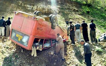 واژگونی مینی بوس حامل دانش آموزان در خوزستان/حال دو تن از مصدومان وخیم است