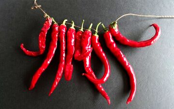 چه چیزی در غذای تند وجود دارد که با خوردن آن عرق می‌ریزیم؟