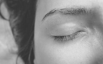 چشم‌ها در عشق چه نقشی دارند؟ راز ارتباط نگاه و صمیمیت