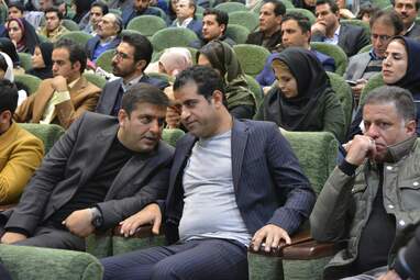اهدای تندیس مهر حقوق بشر به علی دایی اسوره فوتبال ایران در کرمانشاه