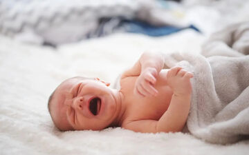 ۵ دلیل اصلی گریه نوزادان در سه ماهه اول زندگی + راهکارهای آرام کردن آنها