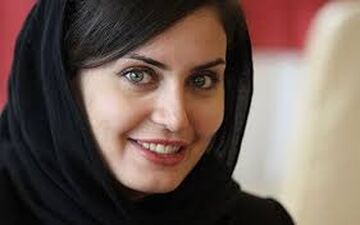 الناز شاکردوست در حال سوار شدن به هواپیما