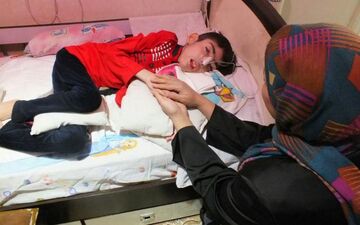 پسری که تنها با صدای مادرش چشم باز می‌کند! 