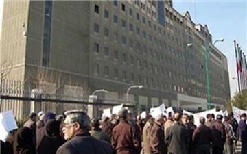 تجمع سپرده گذاران موسسات مالی مقابل مجلس