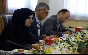 معاون روحانی بدون چادر در یک نشست عمومی 