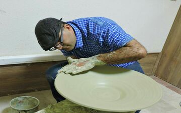  از لالجین تا کیش؛ سفالگری و آموزش گلزاری جمیل