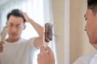 ریزش مو در نوجوانان؛ مقصر تغذیه است یا استرس و ژنتیک؟