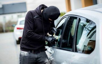 دستگیری سارقان وسایل داخل خودرو با 20 فقره سرقت در کرج
