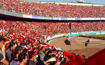 شعار عجیب پرسپولیسی‌ها برای علی کریمی!